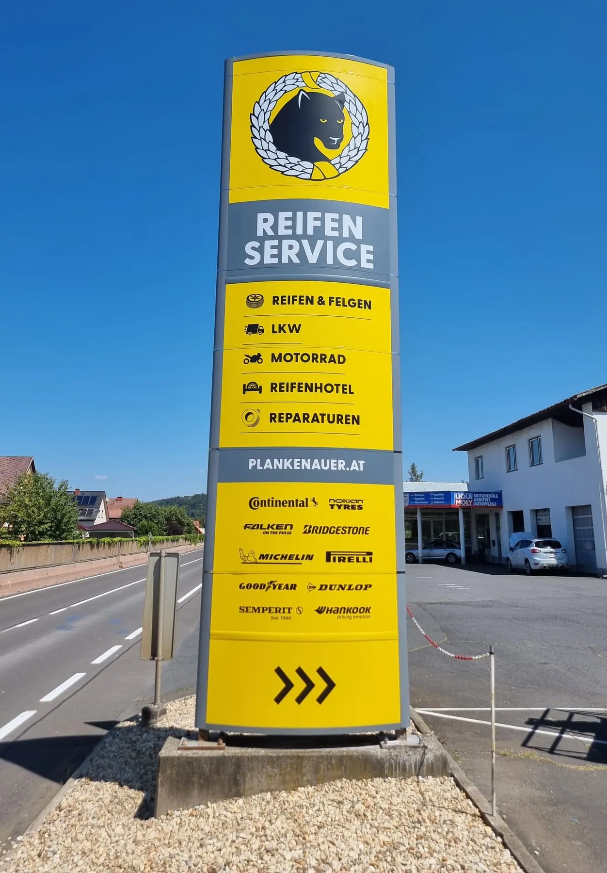 Erneuerter Werbepylon von Plankenauer