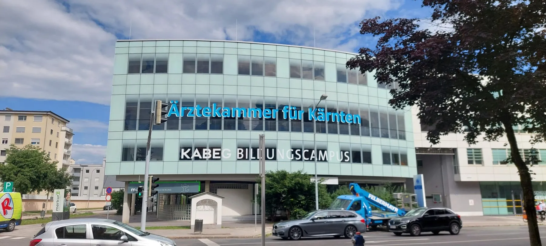 Fertige Beschriftung auf der Glasfassade