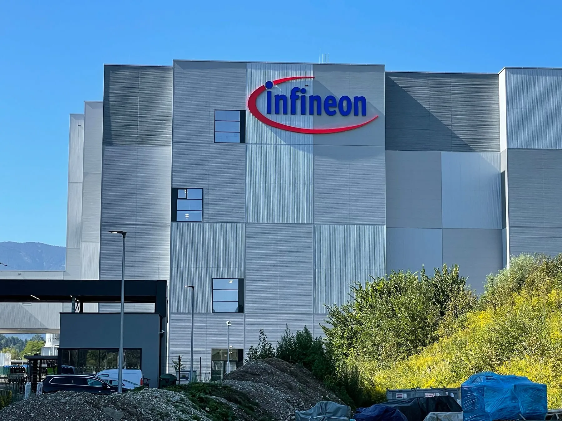 Das Infineon-Logo an der Fassade des Werks