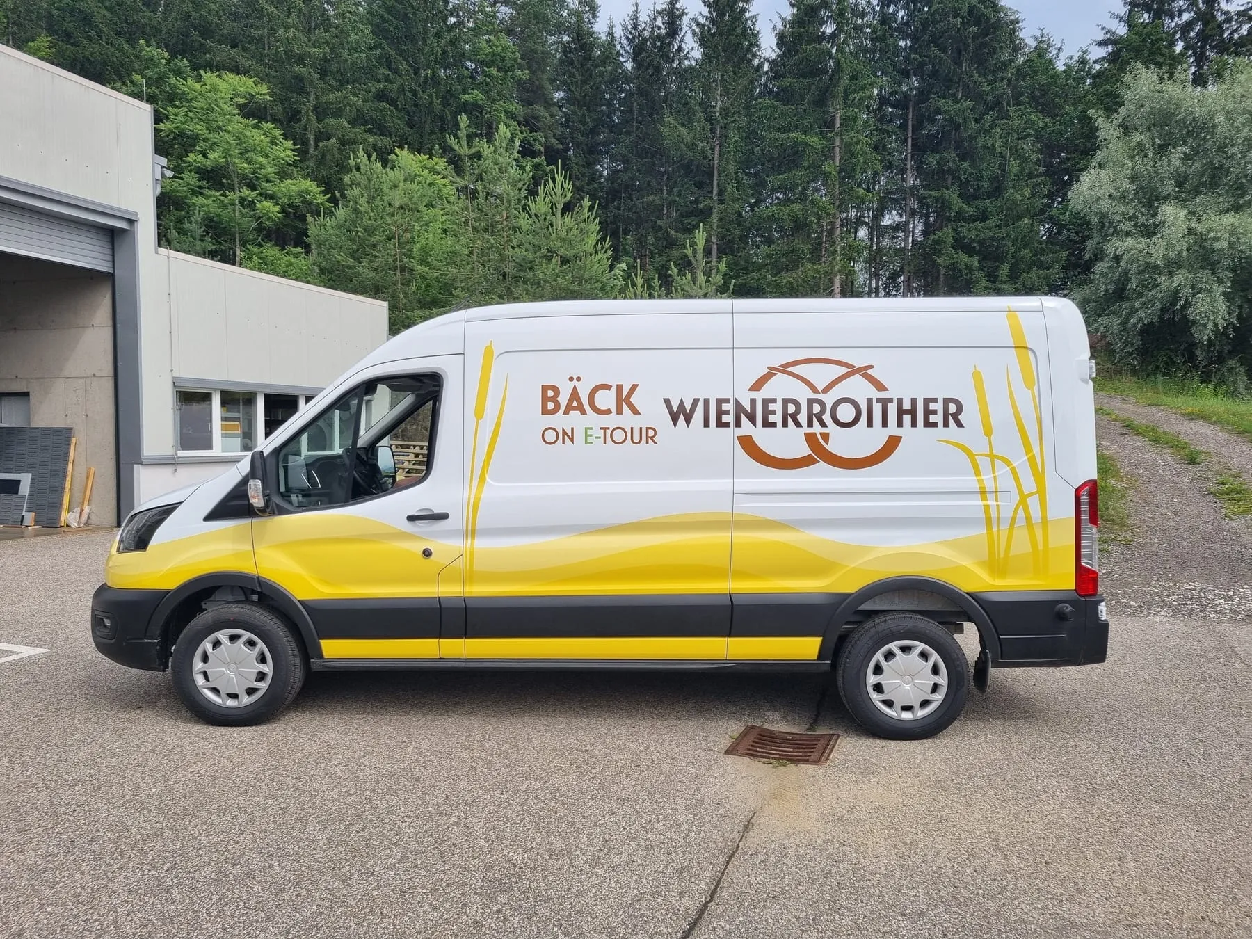 Fahrerseite mit Logo und „Bäck on E-Tour“