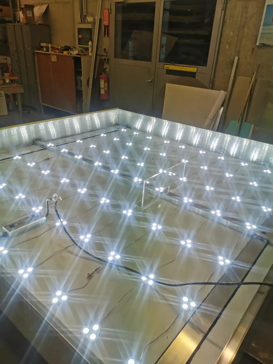 LED-Module leuchten im offenen Leuchtkasten in unserer Werkstatt