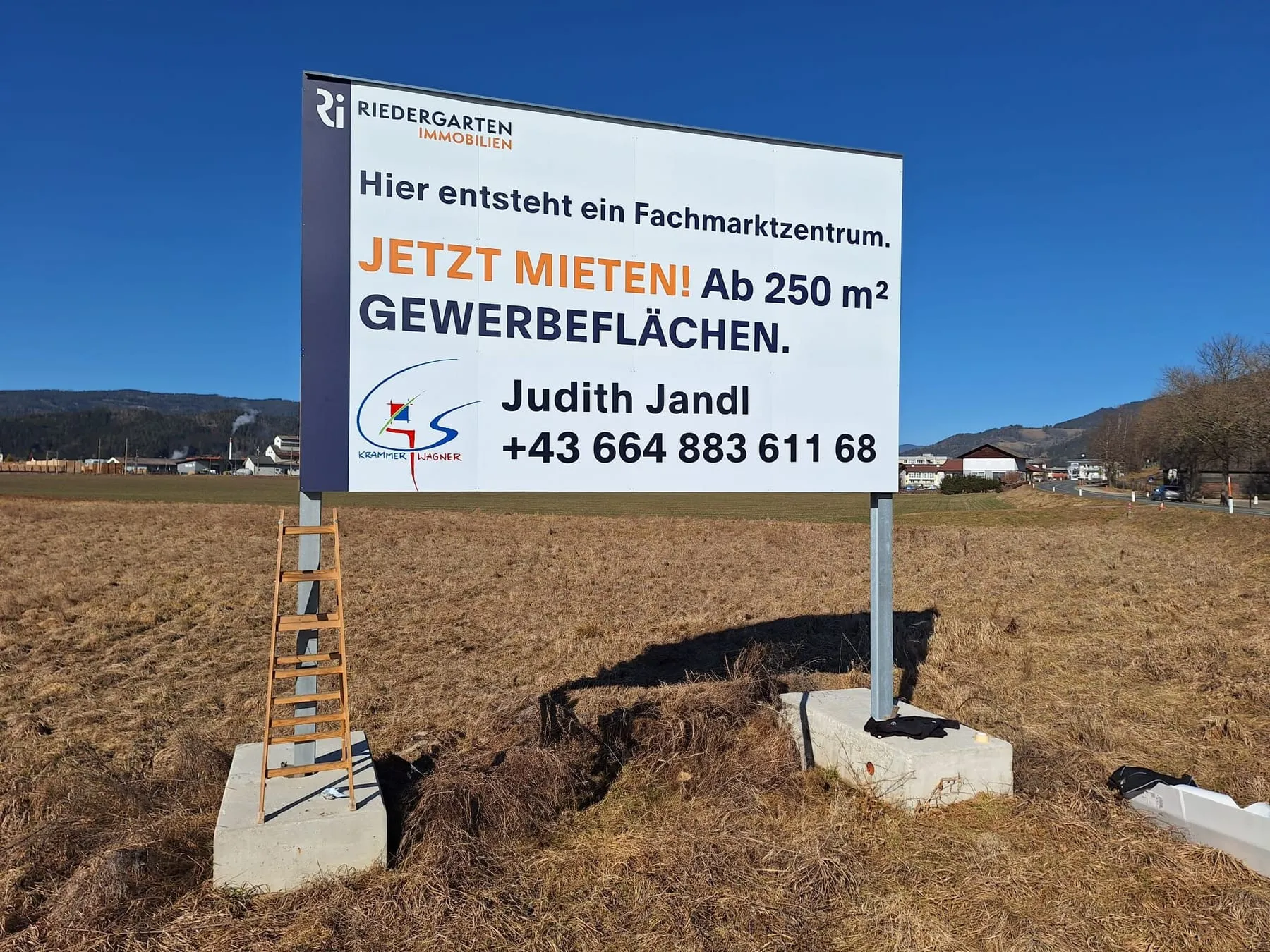 Bauschild für ein Fachmarktzentrum beim Aufstellen