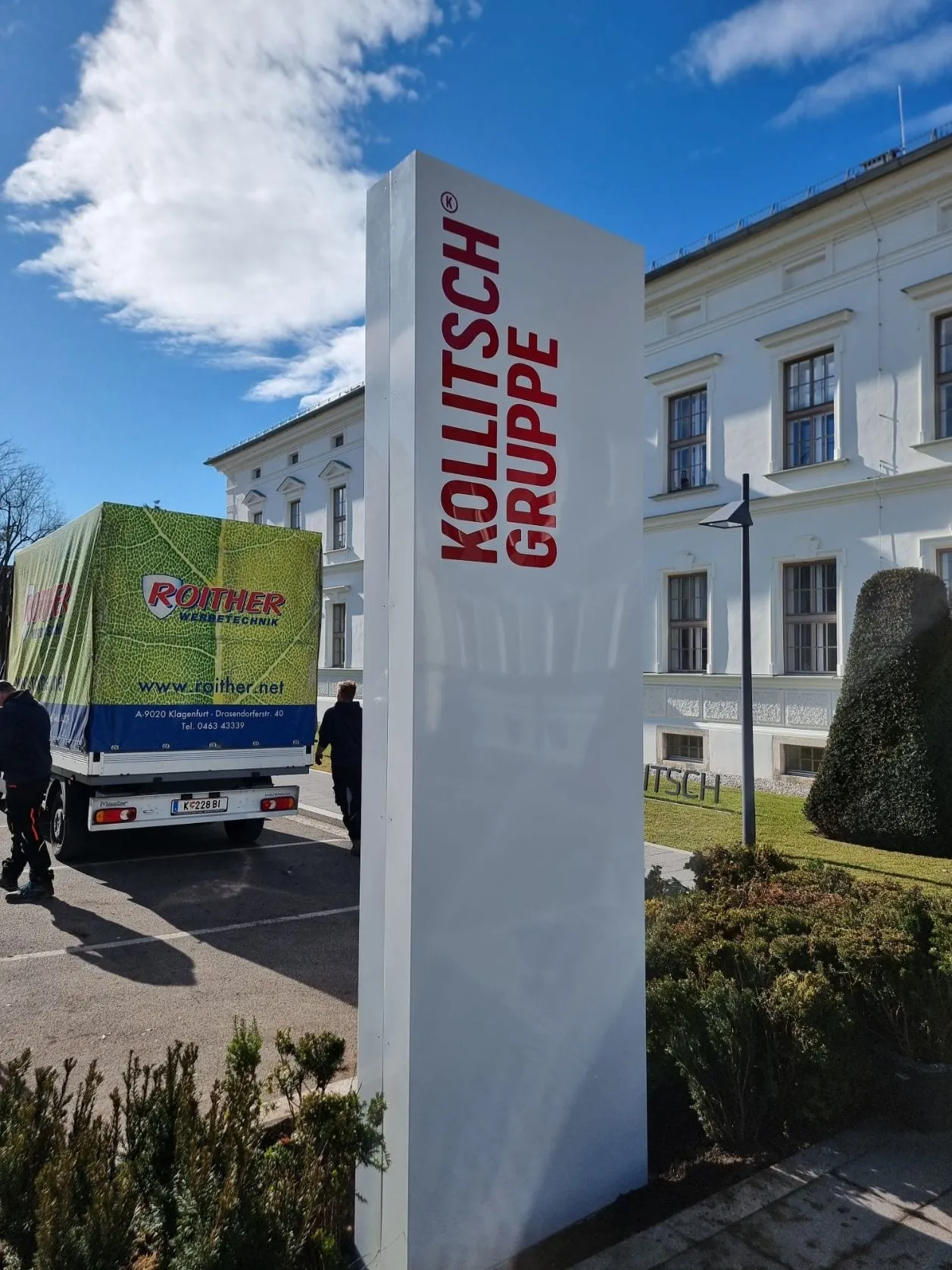 Aufstellung des Pylons mit dem Roither-LKW