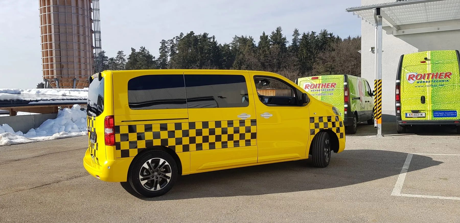 Rechte Seite, dahinter die Roither-Transporter im Blatt-Design