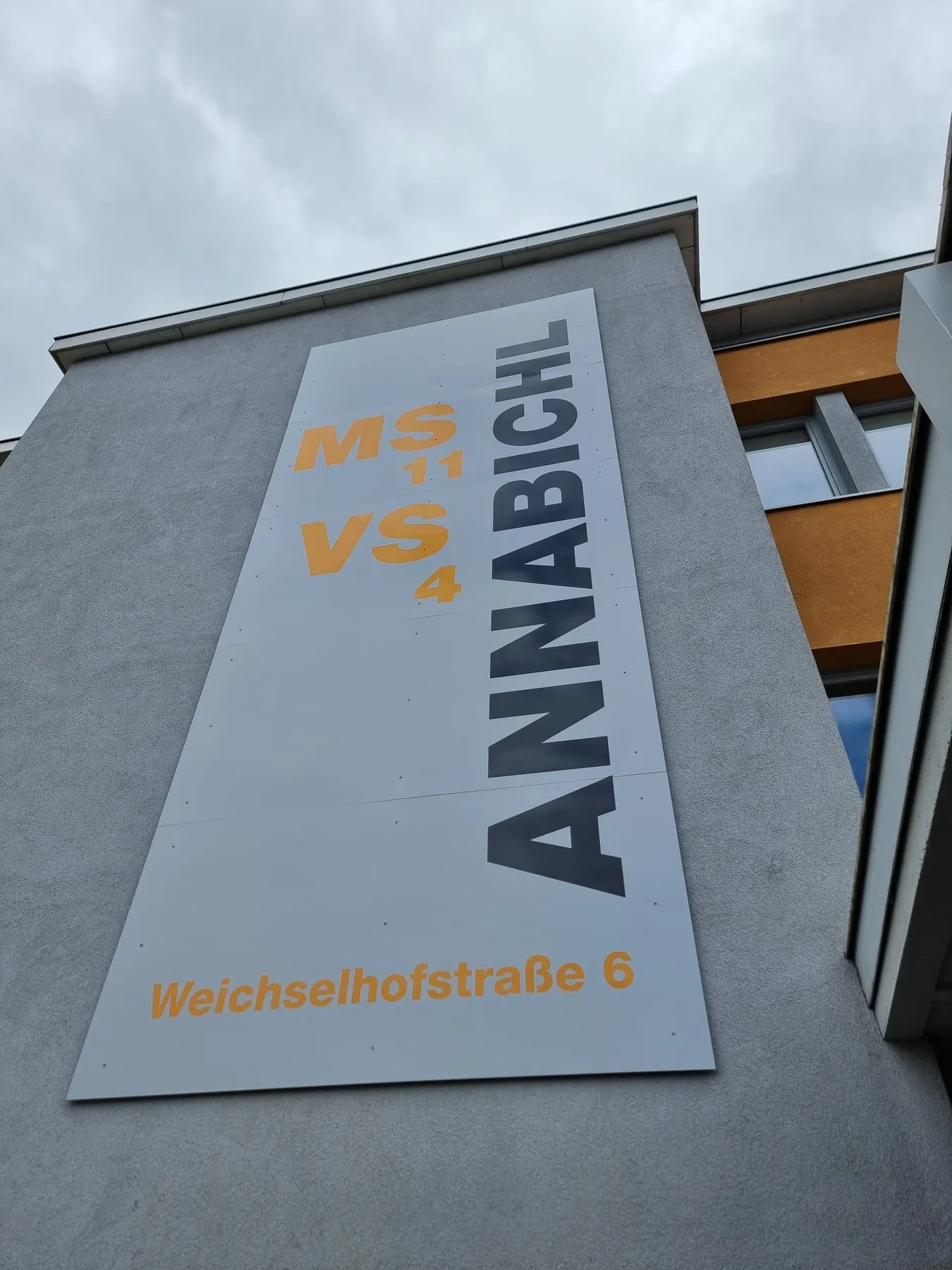 Nachher: große Schildtafel an derselben Stelle
