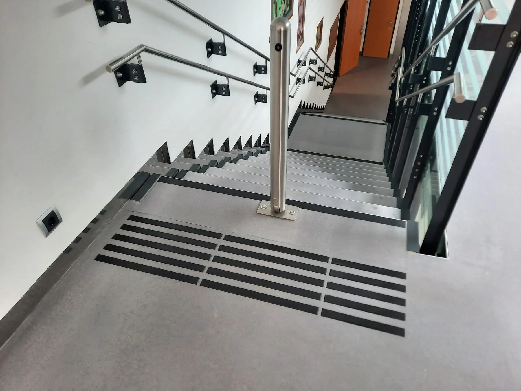 Aufmerksamkeitsfeld vor der Treppe und markierte Stufenkanten