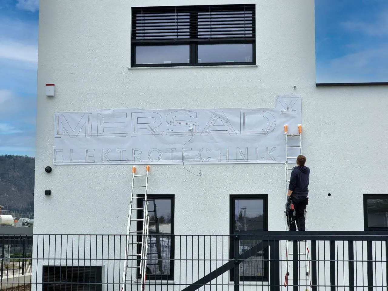 Schablone an der Fassade