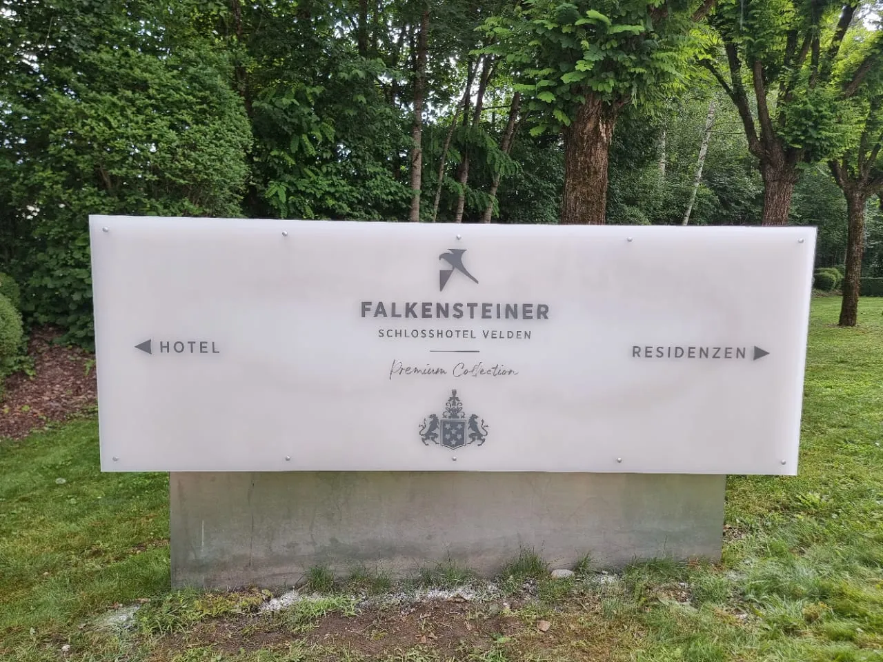 Hotelstele mit Richtungsangaben