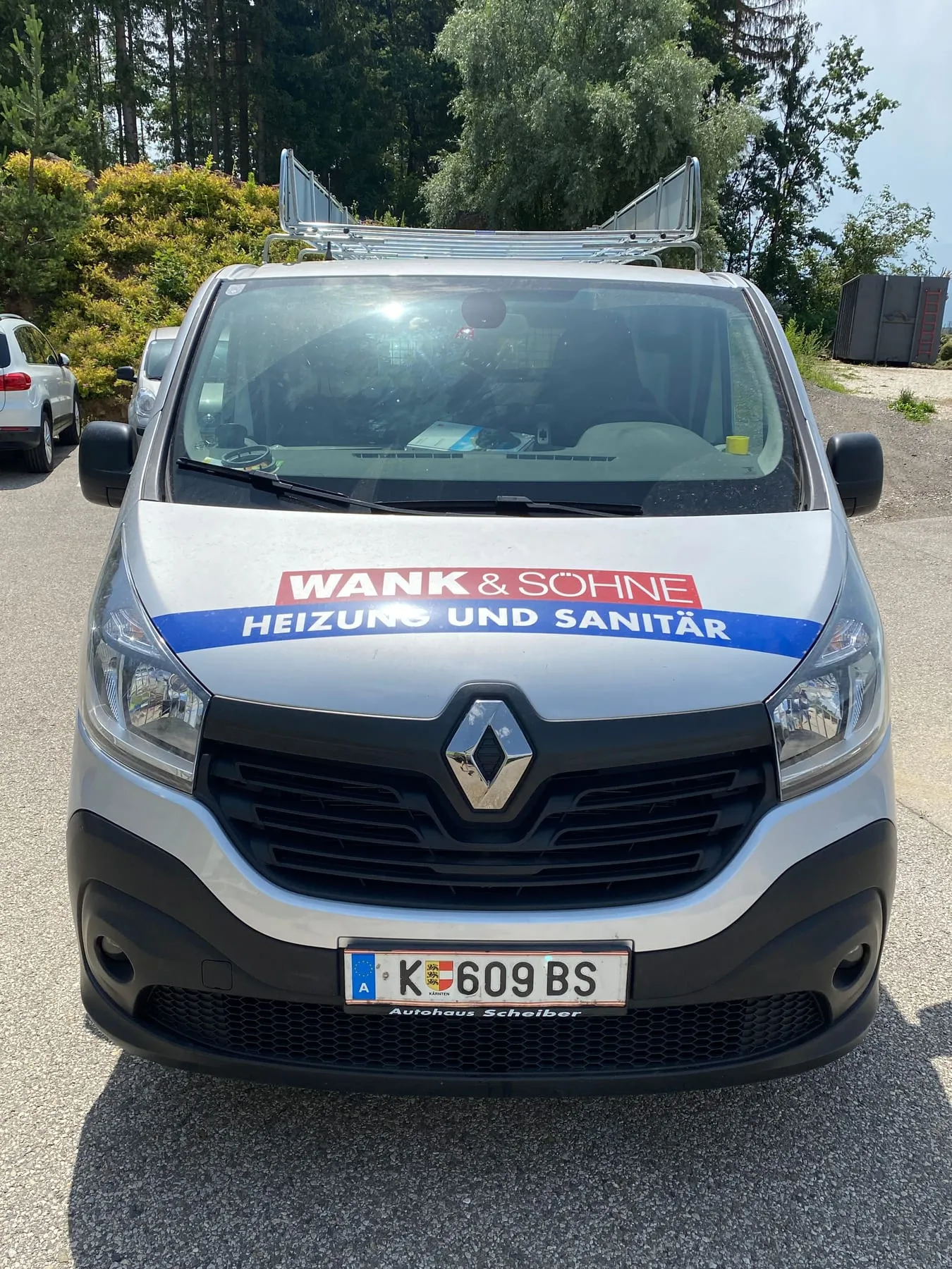 Front mit Schriftzug über dem Kühlergrill