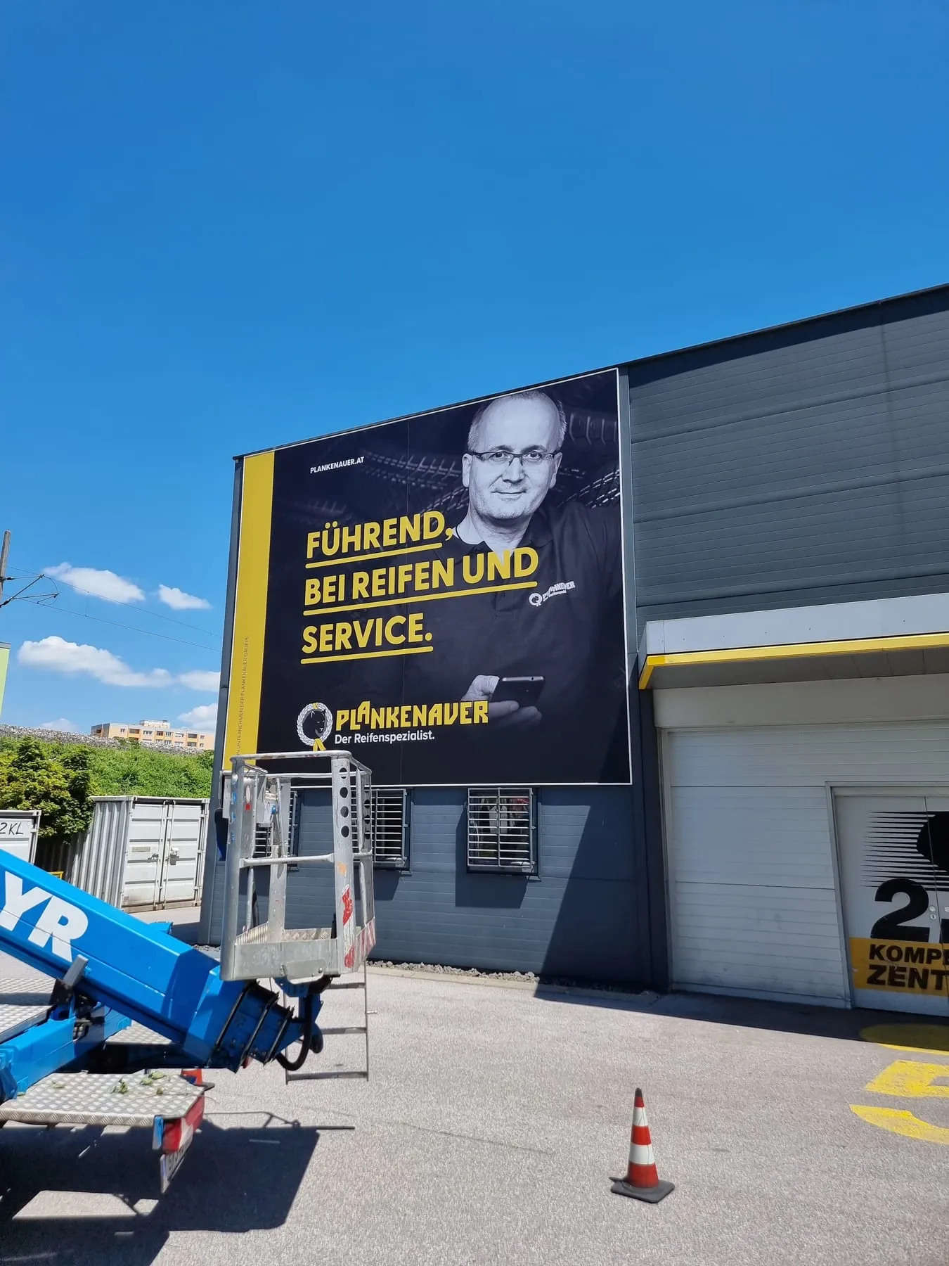 Montage des Fassadenbanners