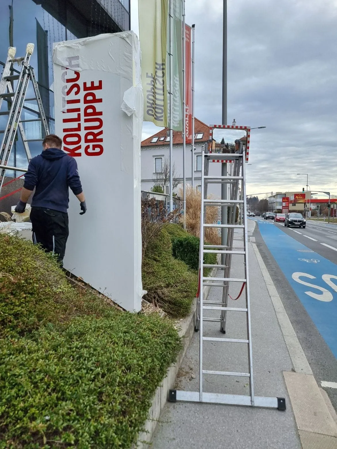 Schutzfolie wird vom Pylon abgezogen