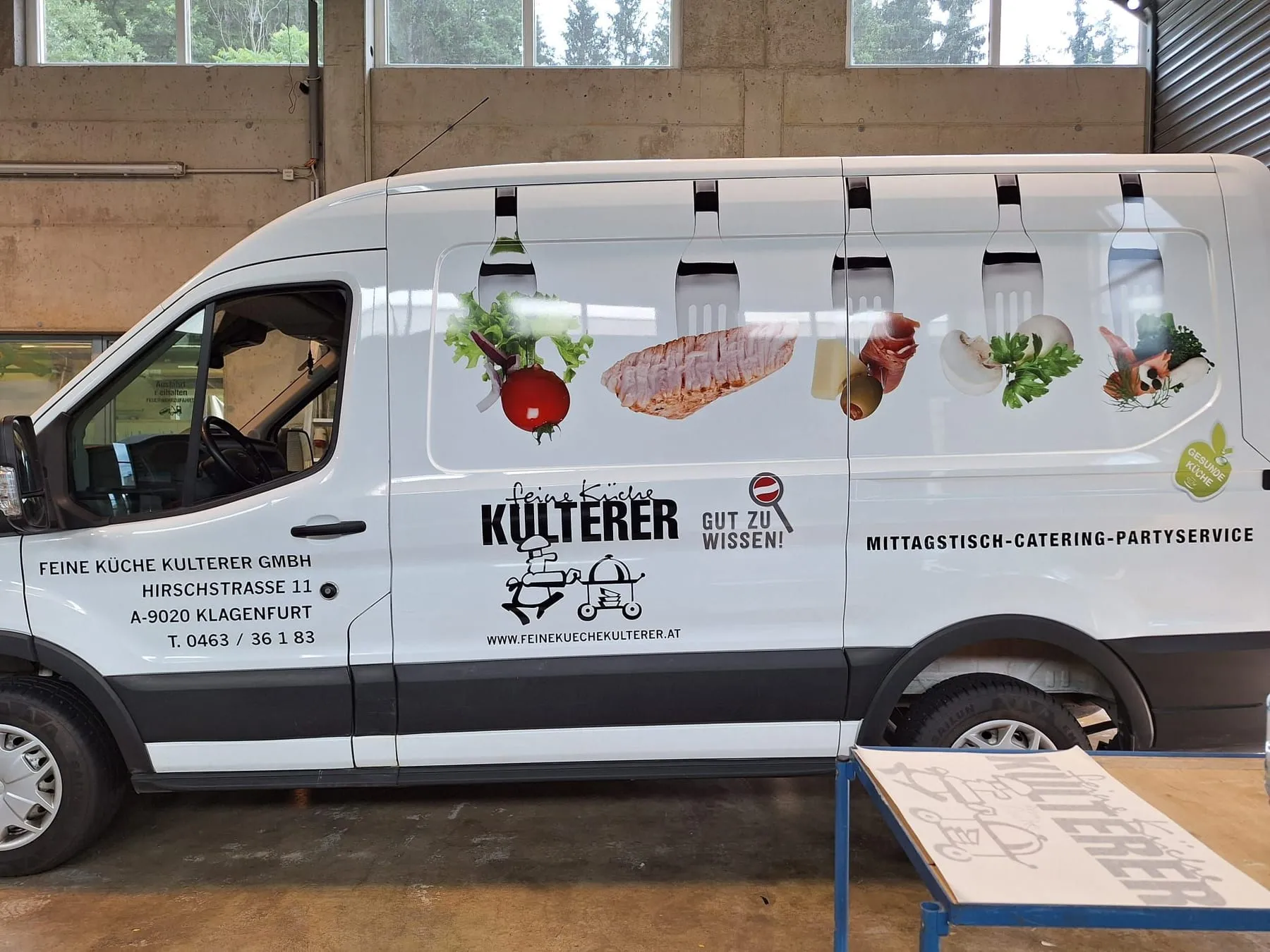 In unserer Halle, vorne der Logo-Plot auf Übertragungspapier
