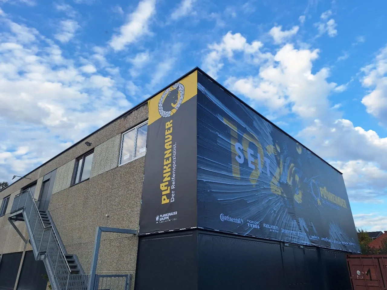 Container, rundum mit Banner verkleidet