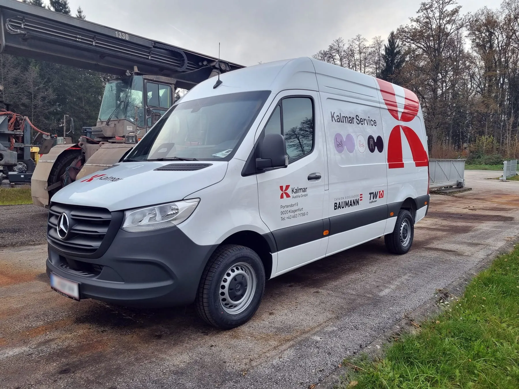 Sprinter schräg von vorne, dahinter ein Umschlaggerät