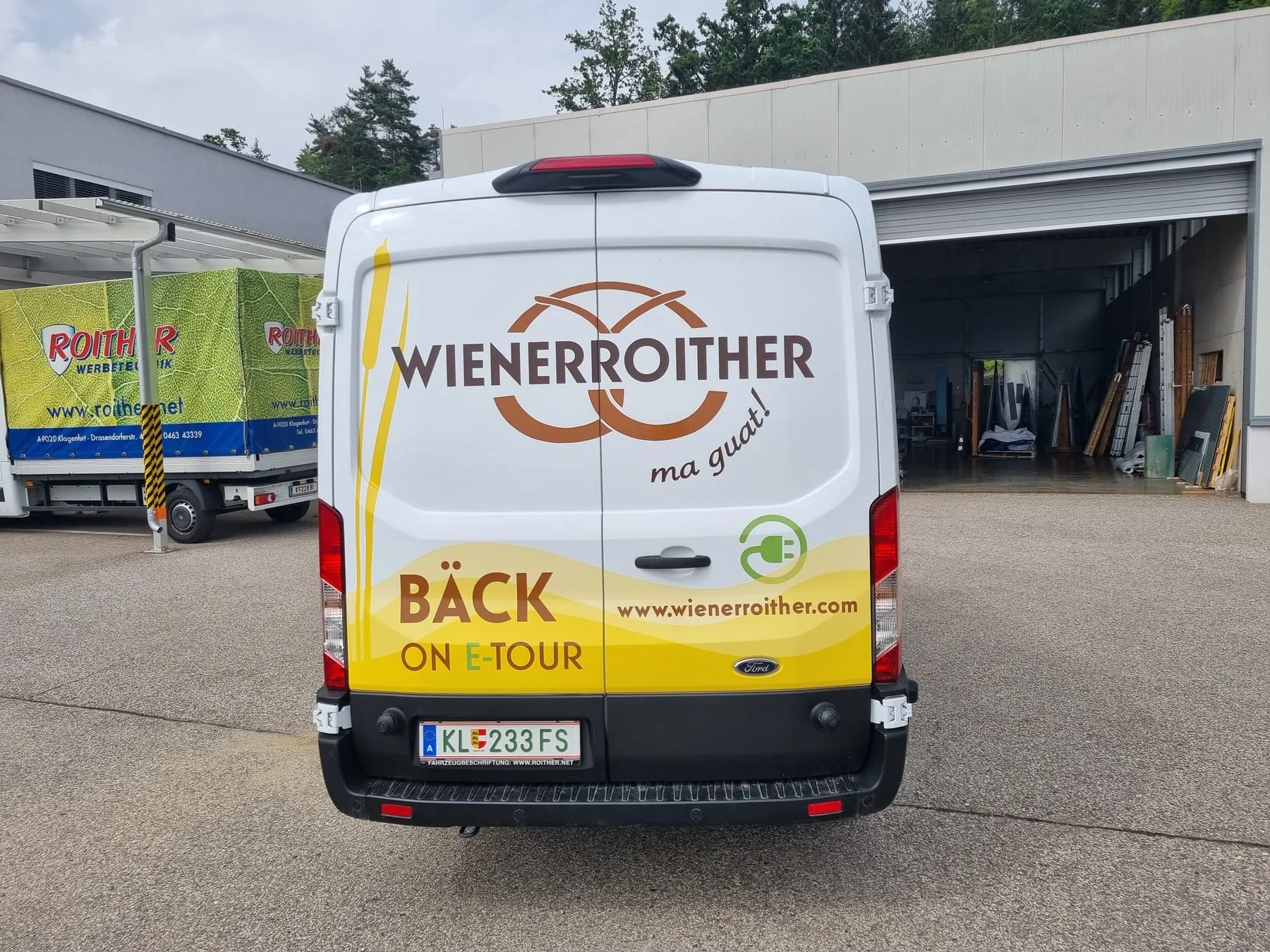 Heck mit Logo und Webadresse