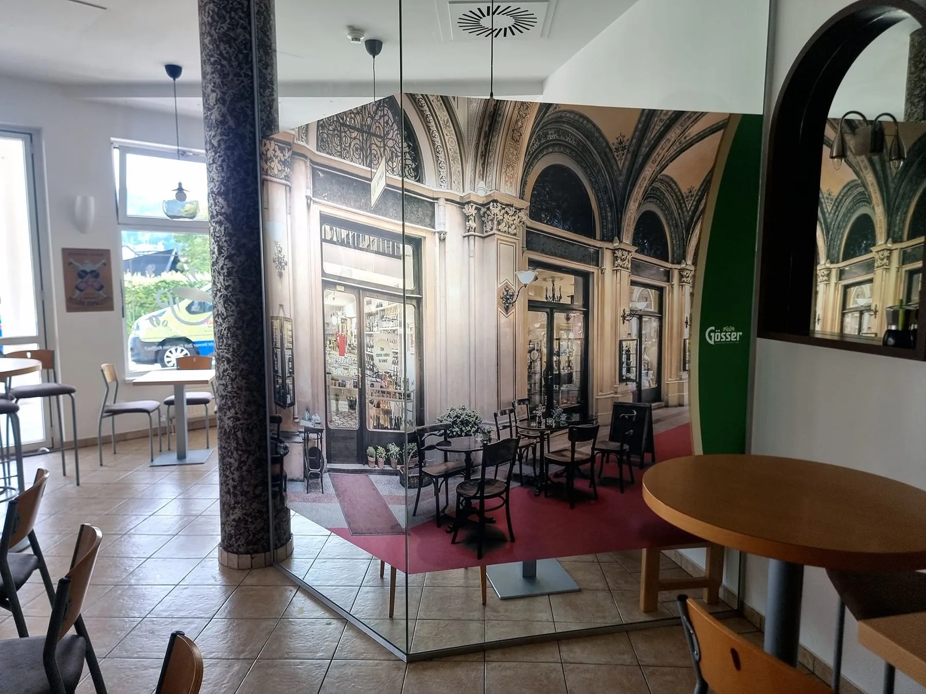 Satinato gedruckt: Fotomotiv eines Wiener Kaffeehauses auf einer Glastrennwand im Lokal