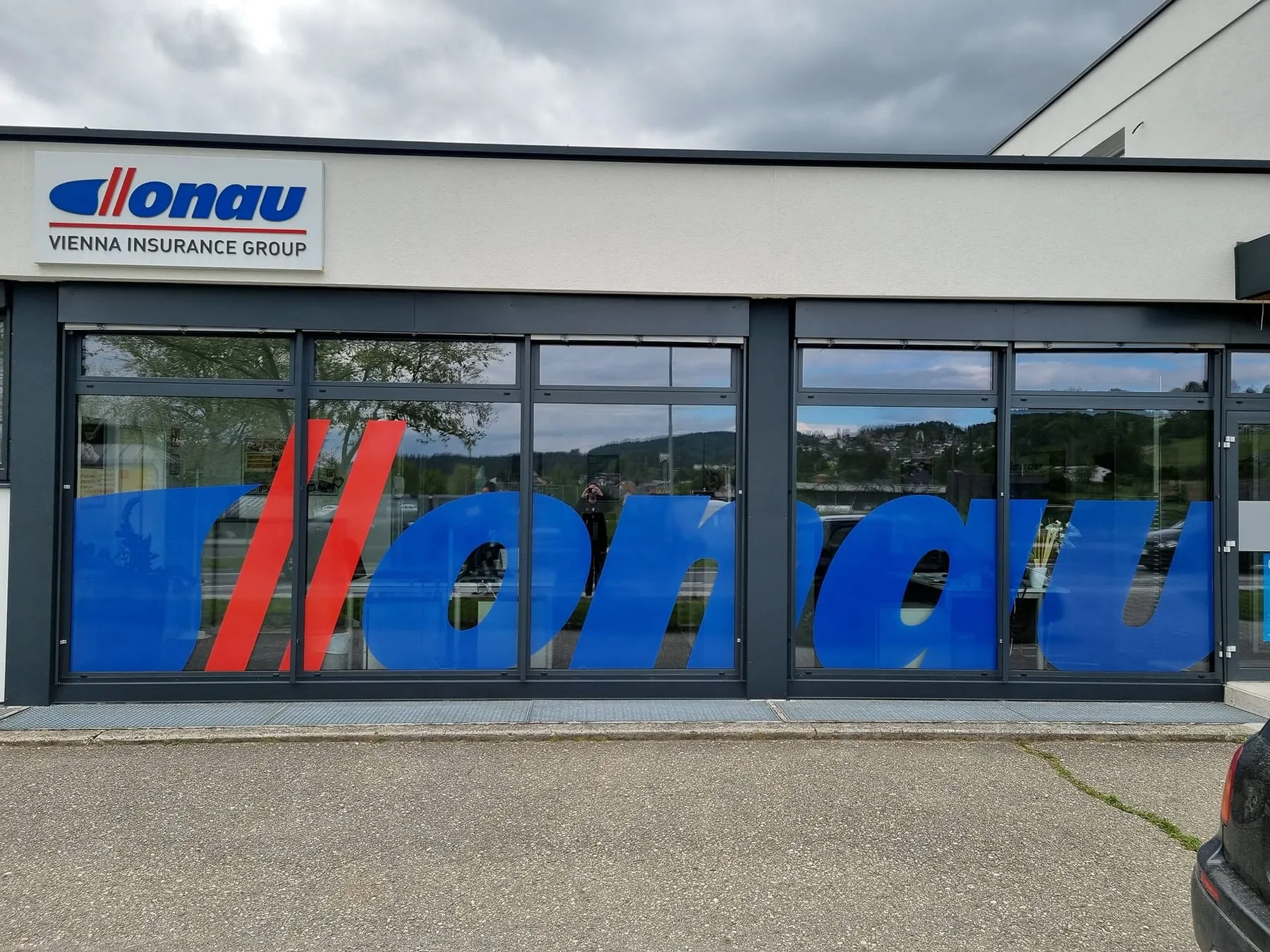 Riesiges Logo in Folie über die ganze Fensterfront (Donau Versicherung)