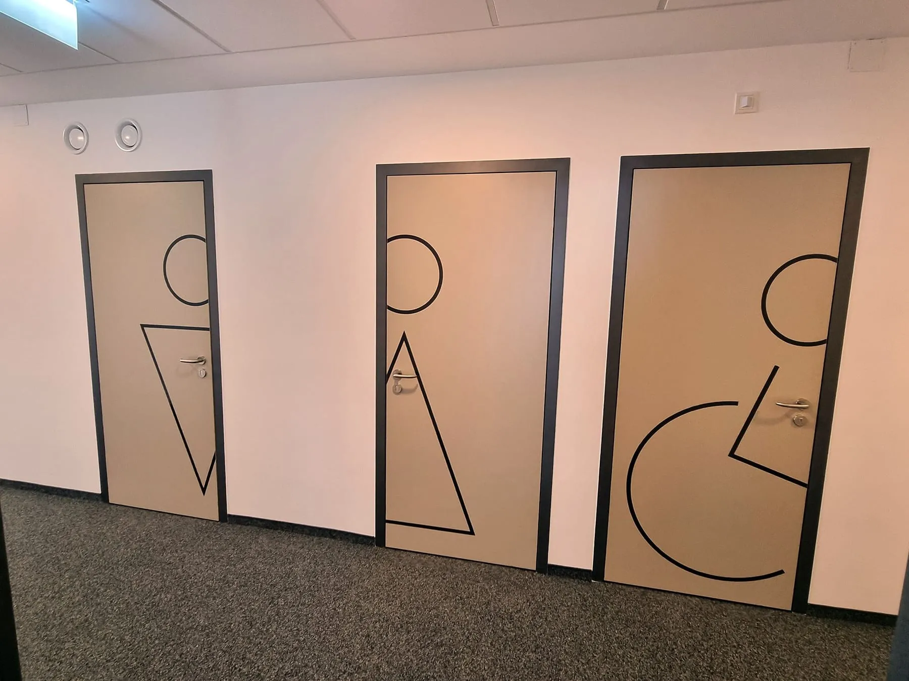 WC-Türen mit grafischen Piktogrammen