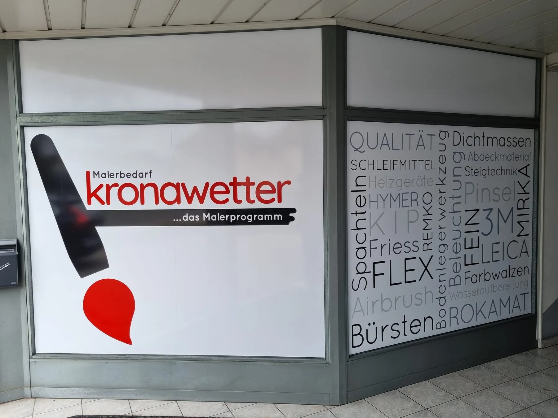 Schaufenster voll foliert: Logo und Markenwolke (Malerbedarf Kronawetter)