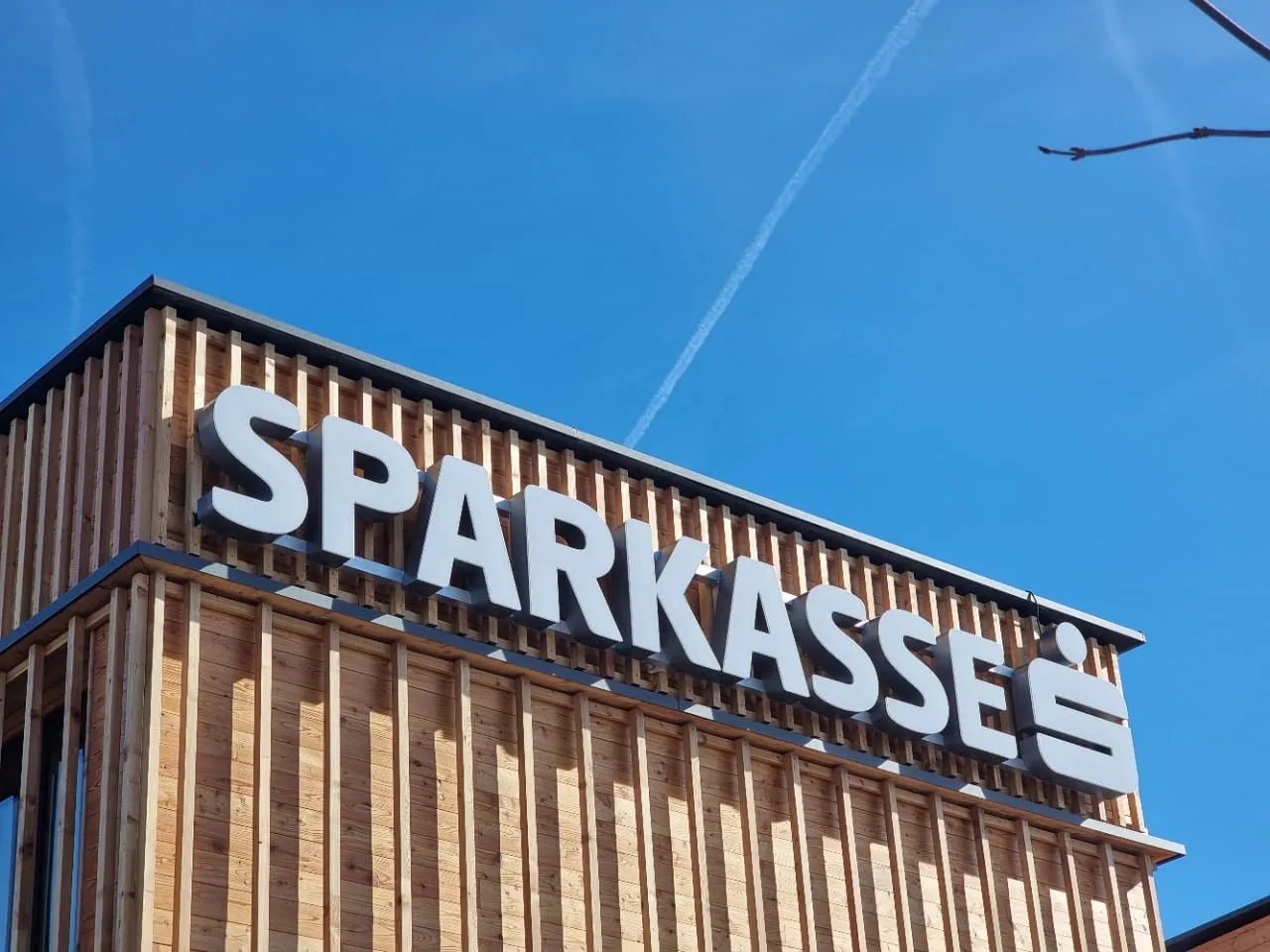 Schriftzug SPARKASSE vor blauem Himmel