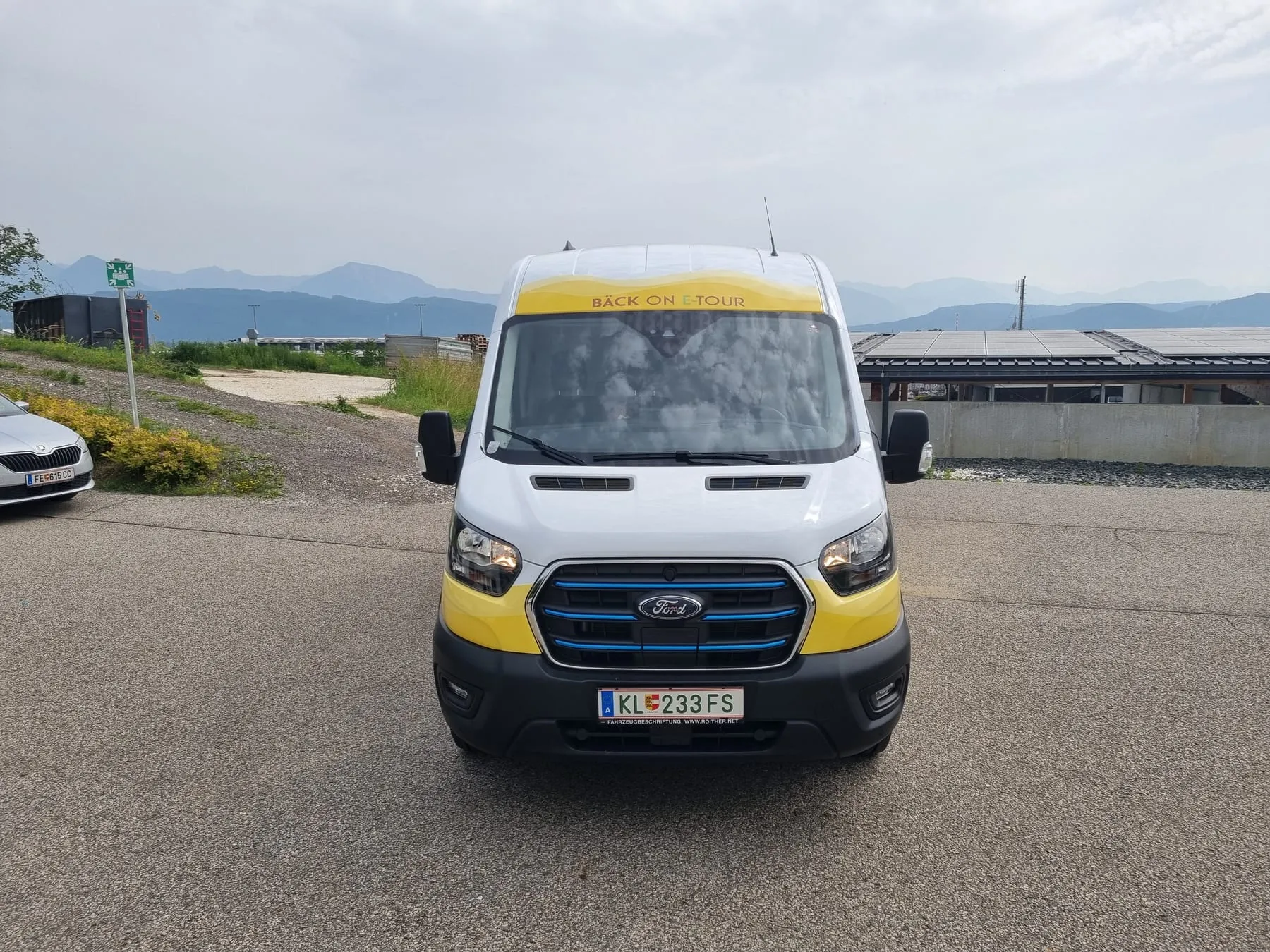 Front mit gelbem Streifen über der Scheibe