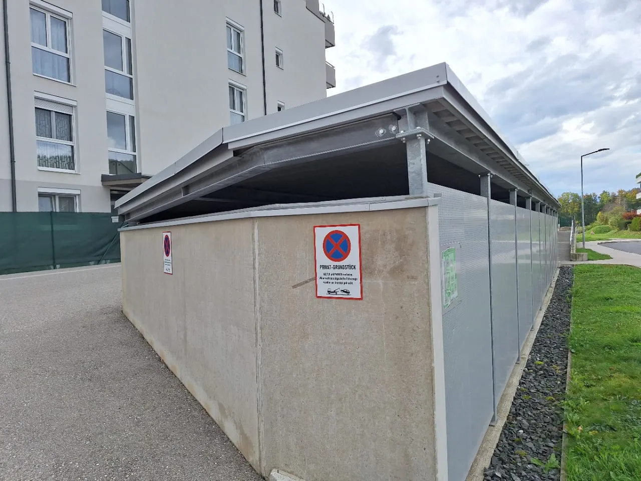 Parkverbotsschilder am Carport