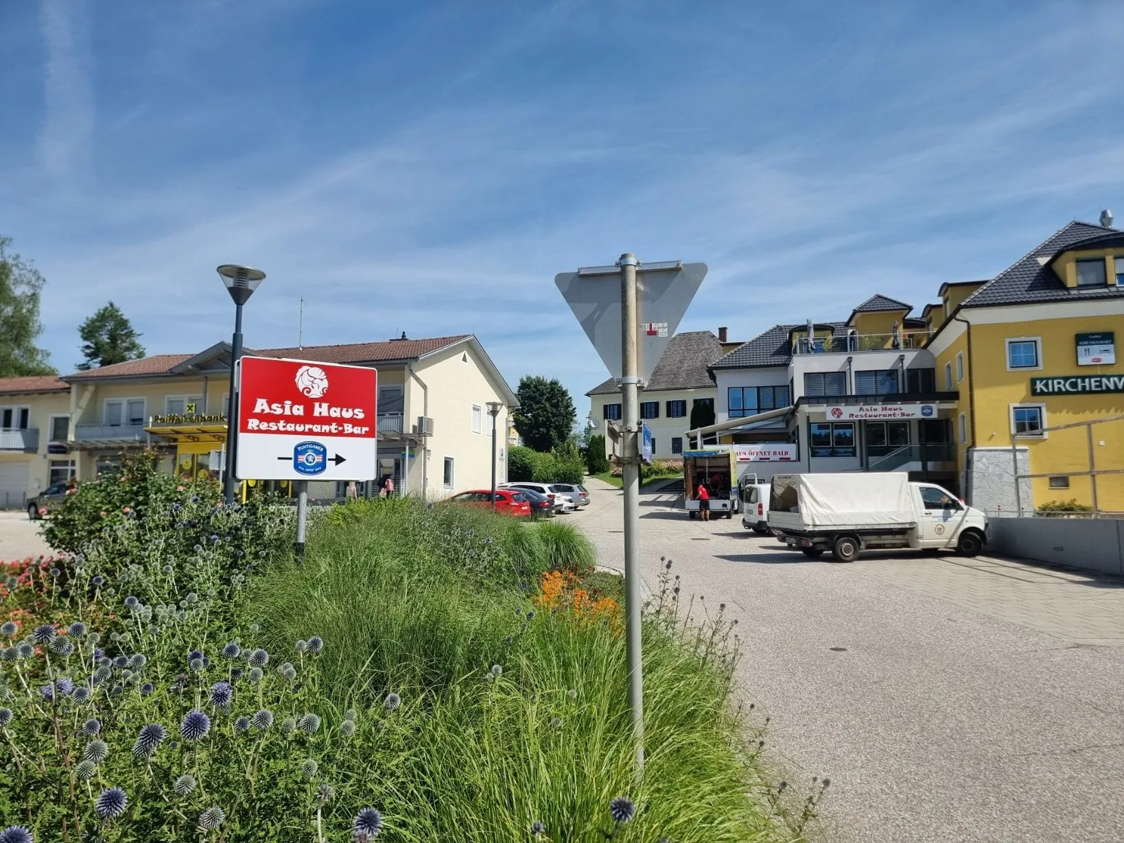 Hinweisschild zum Restaurant mit Richtungspfeil