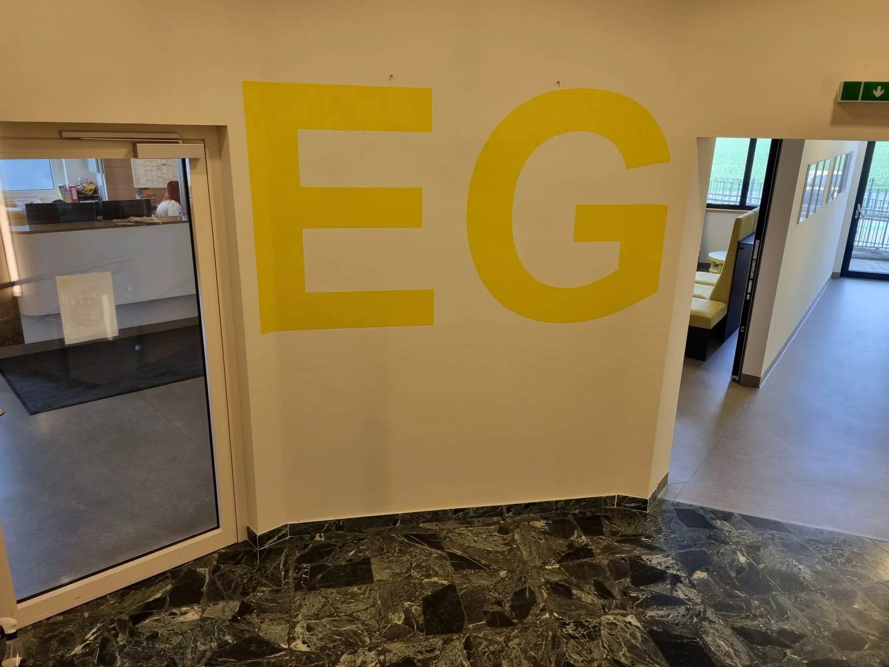 Große Stockwerkskennzeichnung EG an der Wand