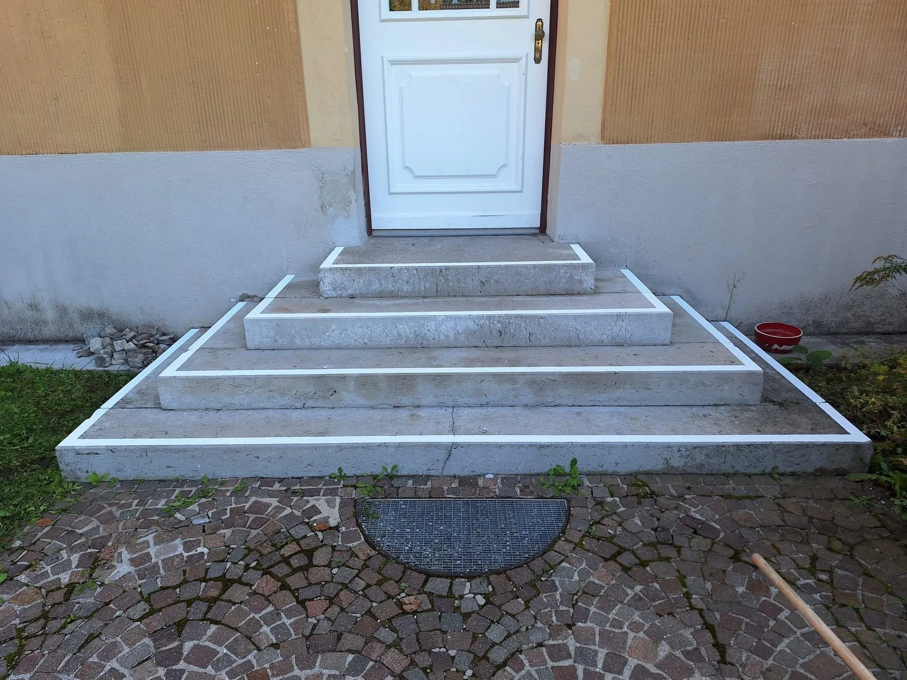 Kontrastreiche Stufenmarkierung an einer Außentreppe