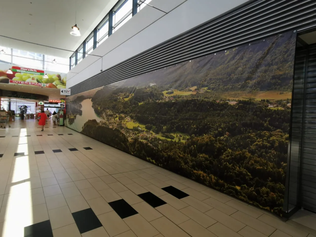 Großflächiger Landschaftsdruck in einer Einkaufspassage