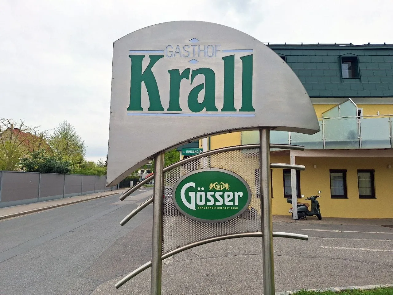 Freistehendes Schild eines Gasthofs mit Gösser-Logo
