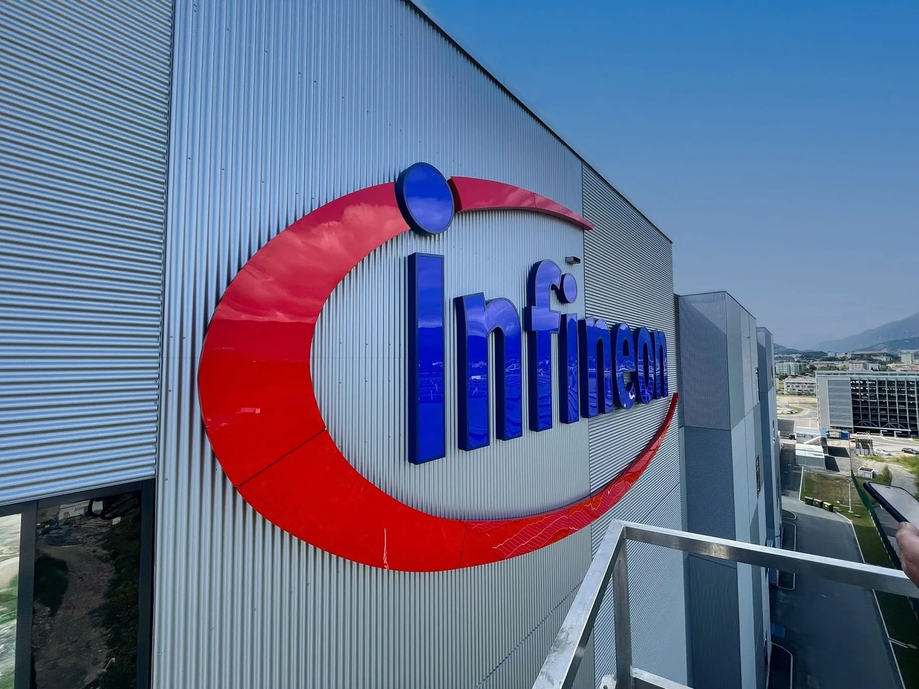 Logo-Schriftzug Infineon an der Fassade