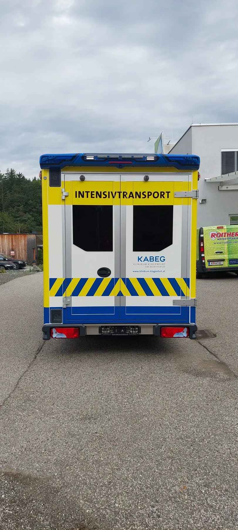 Heck mit Warnmarkierung und KABEG-Logo
