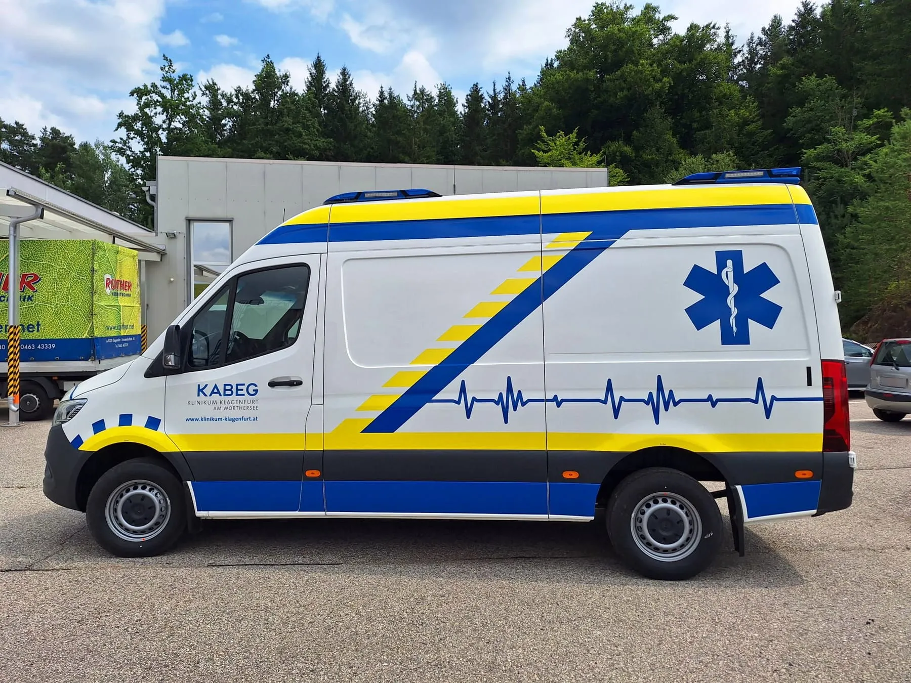 Linke Seite mit gelb-blauen Streifen, EKG-Linie und Star of Life