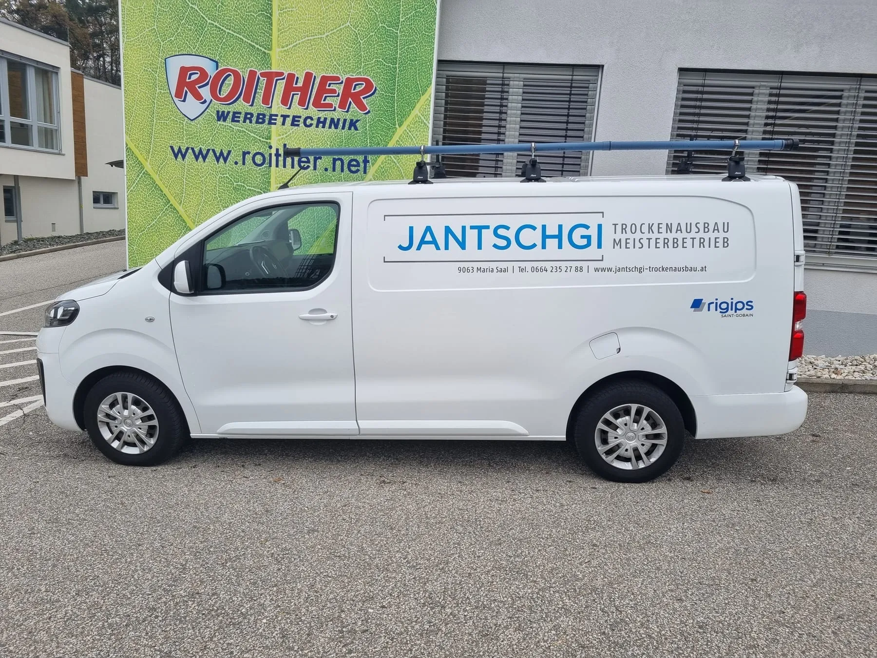 Transporter für Jantschgi Trockenausbau vor dem Roither-Banner