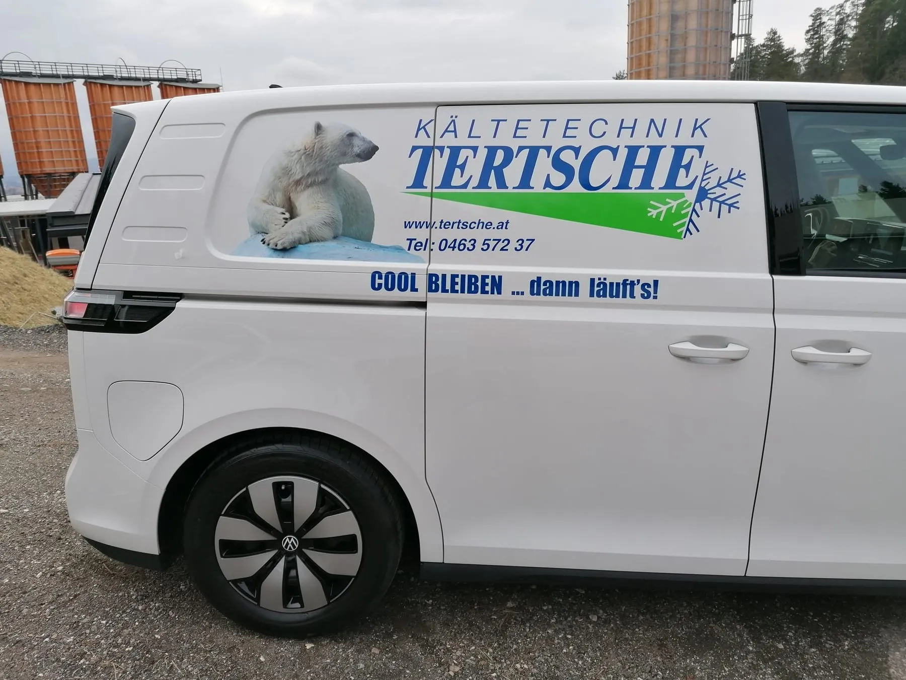 ID. Buzz mit Eisbär-Motiv für Kältetechnik Tertsche