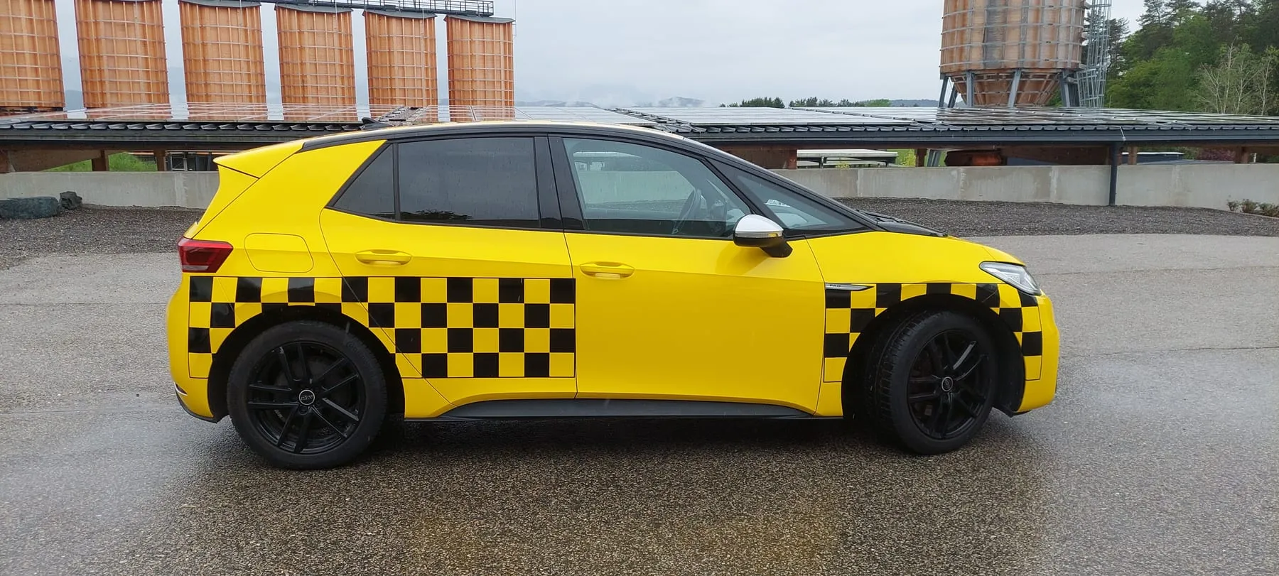 Ein zweites Taxi in Gelb mit Schachbrettmuster